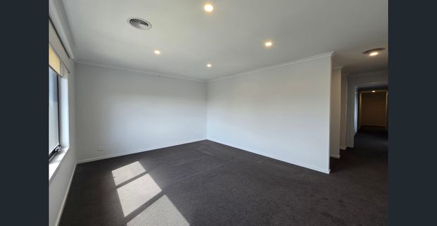 Modern & Spacious Family Home! - Photo 1