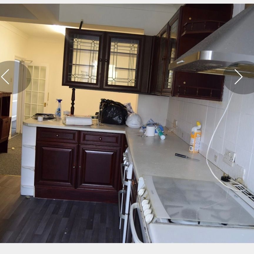 3 Bed Terraced House, Stanley Road, IG1 - Photo 2