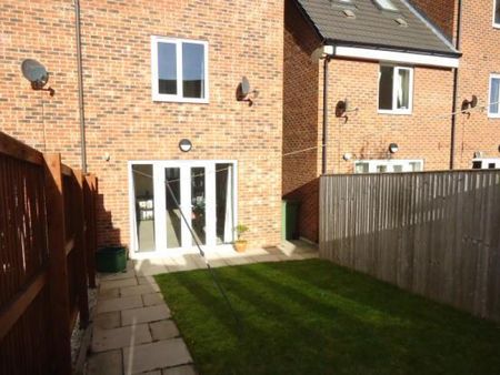 Spittal Hardwick Lane, Castleford, WF10 3HX - Photo 2