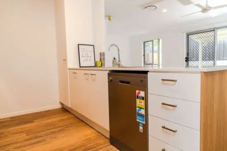 “Near New Townhouse in the centre of Raceivew ! BREAK LEASE !” - Photo 5