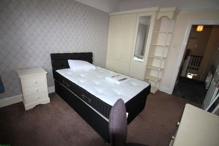 4 bedroom end of terrace house to rent - Photo 5