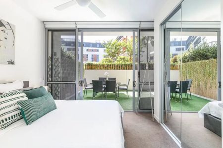 Courtyard Apartment With Parking - Photo 5