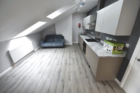 2 bedroom Flat in Flat 3, Leeds - Photo 4