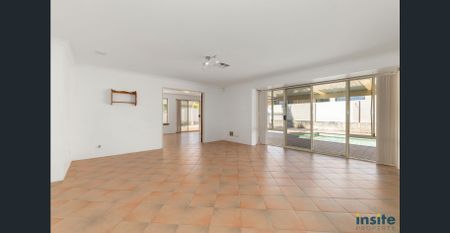 LARGE FAMILY HOME IN CENTRAL ILUKA LOCATION - Photo 3