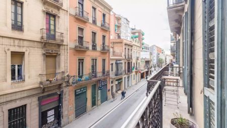 Room in a shared 9-bedroom apartment for rent in Vila de Gràcia, bills included - Photo 2