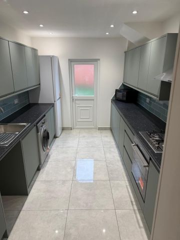 Room in a Shared House, Valnay Street, SW17 - Photo 4