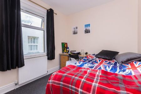 4 bedroom semi-detached house to rent - Photo 4