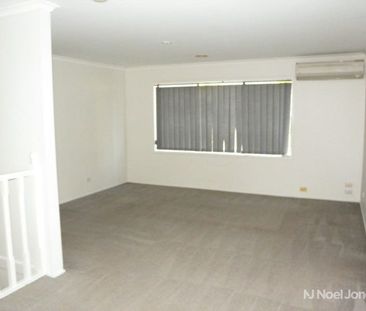27 Rangeview Terrace, BULLEEN - Photo 2