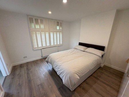 4 bedroom semi-detached house to rent - Photo 3