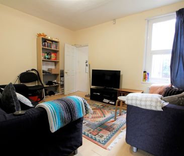 4 Bed Terraced House, Grange Avenue, RG6 - Photo 1