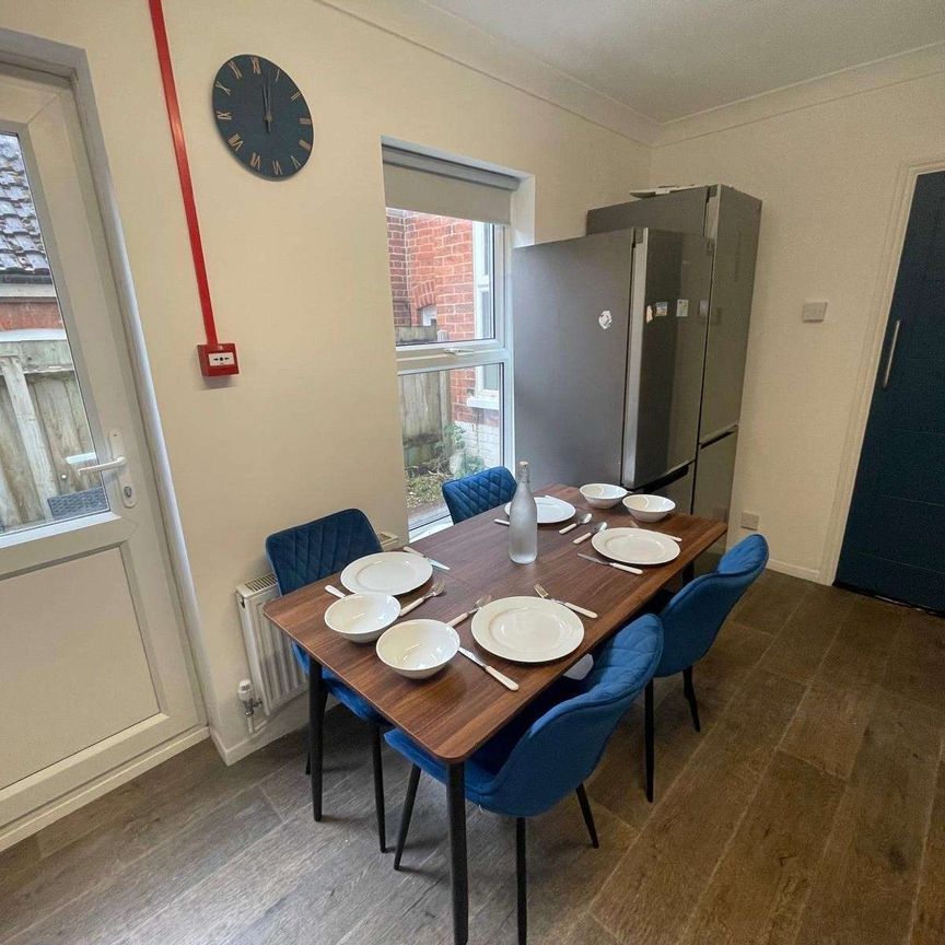 Outstanding house share! - Woodbridge Road Bedroom 1 - Photo 1