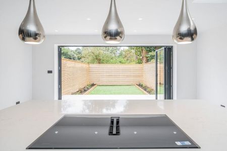 5 bedroom semi-detached house to rent - Photo 2