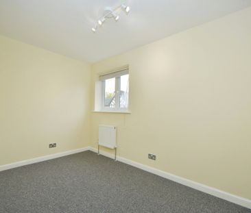 Brand New Refurbished House Close to Train Station & Shops - Photo 2