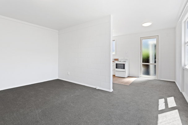 Refurbished, Sunny 2 Bedroom Unit in St Albans - Photo 1