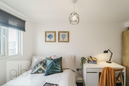 1 bedroom in a house share to rent - Photo 2