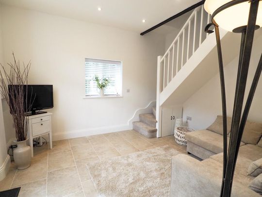 1 bedroom barn conversion to rent - Photo 1