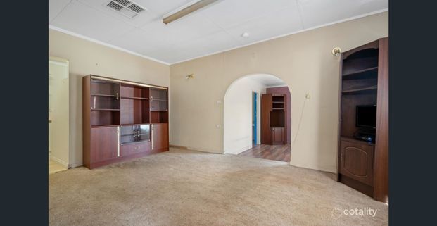 Spacious 4-Bedroom + Study Home Perfect for Families or Workers - Photo 1