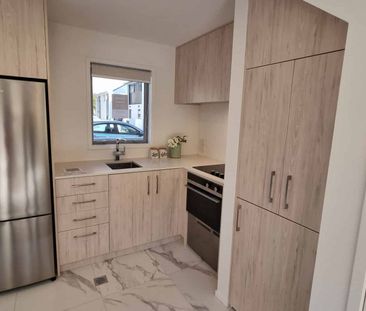 Modern Townhouse – Perfect for Singles or Couples - Photo 5