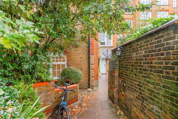 Historic conversion in one of East London's more desirable, tree-lined streets. - Photo 1