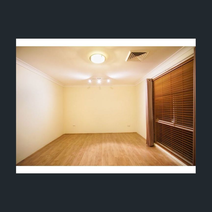 Three-bedroom house with pool close to schofields train station - Photo 1