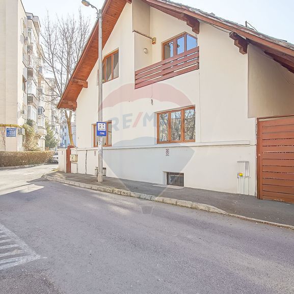 Casă / Vilă cu 9 camere de închiriat în zona Centrul ... - Photo 1