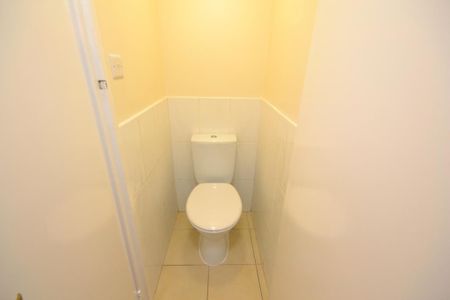 1 bedroom in a flat share to rent - Photo 4