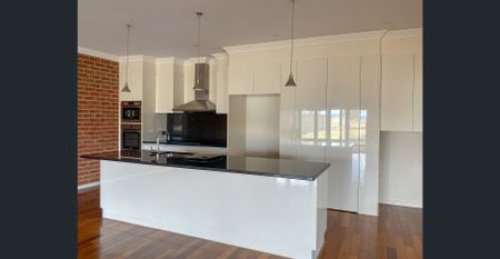 HILLVUE - FULLY FURNISHED Townhouse In Boutique Location - Photo 5