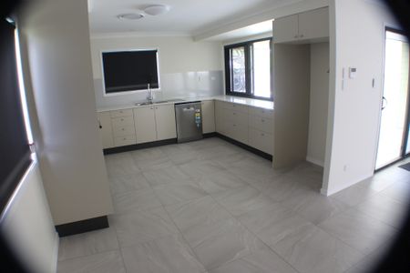 2240 Wynnum Rd, Wynnum West, QLD 4178 - Photo 5