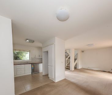 Charming Two Storey Townhouse - Photo 2