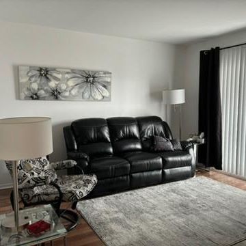 Grand appartement 4 1/2 semi-meublé (2 chambres), à louer - Photo 1