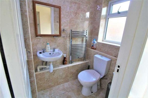 Linton Gardens, Beckton, E6 - Photo 1