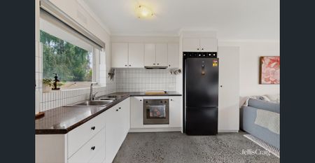 Light-Filled Comfort Meets Urban Convenience - Photo 2