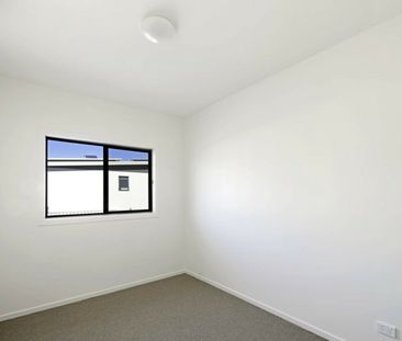 Modern Three Bedroom Townhouse - Photo 3