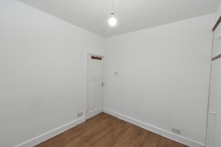 5 bedroom end of terrace house to rent - Photo 4
