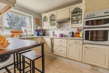 2 bedroom ground floor flat to rent - Photo 2