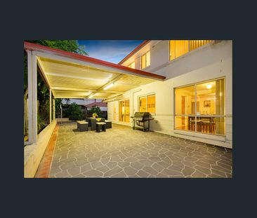 Spacious & Private Freestanding Townhouse – Rare Find - Photo 6