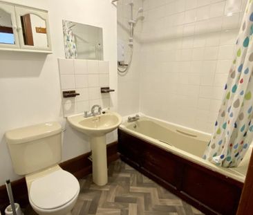 3 bedroom flat to rent - Photo 6