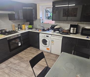 5 Bed - 18 Ashville Avenue, Hyde Park, Leeds - LS6 1LX - Student - Photo 1