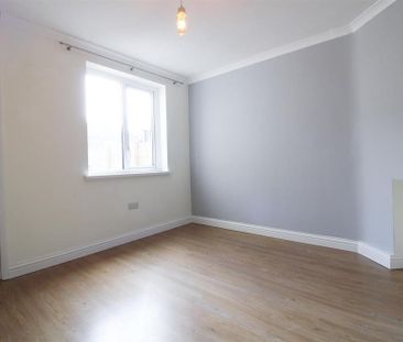 3 bedroom flat to rent - Photo 4