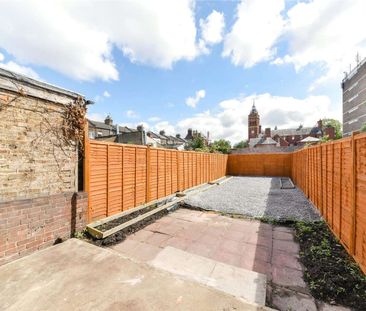 Spacious newly renovated mid-terrace three bedroom family house wit... - Photo 5