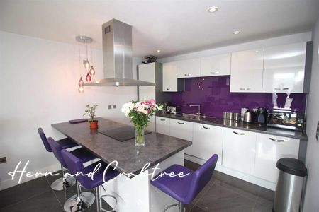 2 Bedroom Apartment - Purpose Built - Photo 3