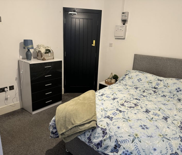 14 bedroom house of multiple occupation to rent - Photo 1