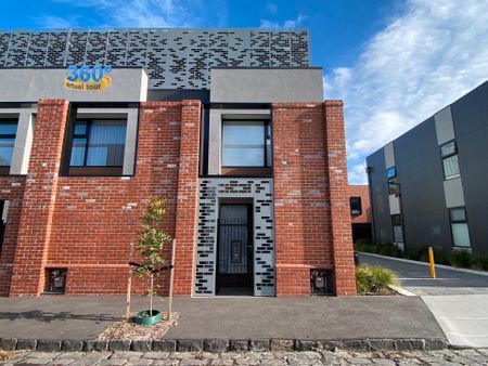 Elegant Townhouse in Coveted Flockmill Development - Photo 2