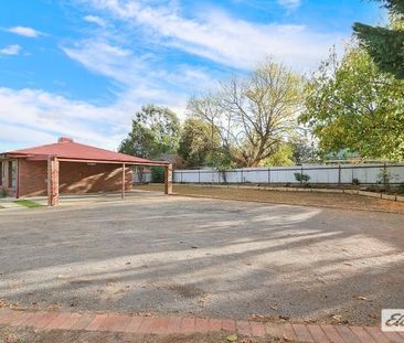 Spacious Family Home for Rent – Walk to Town! - Photo 5