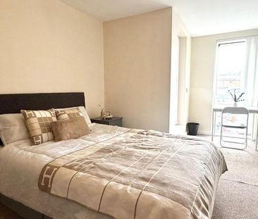 1 bedroom in a flat share to rent - Photo 2