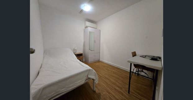 Furnished Two Bedroom Unit Opposite Sydney Uni - Photo 1