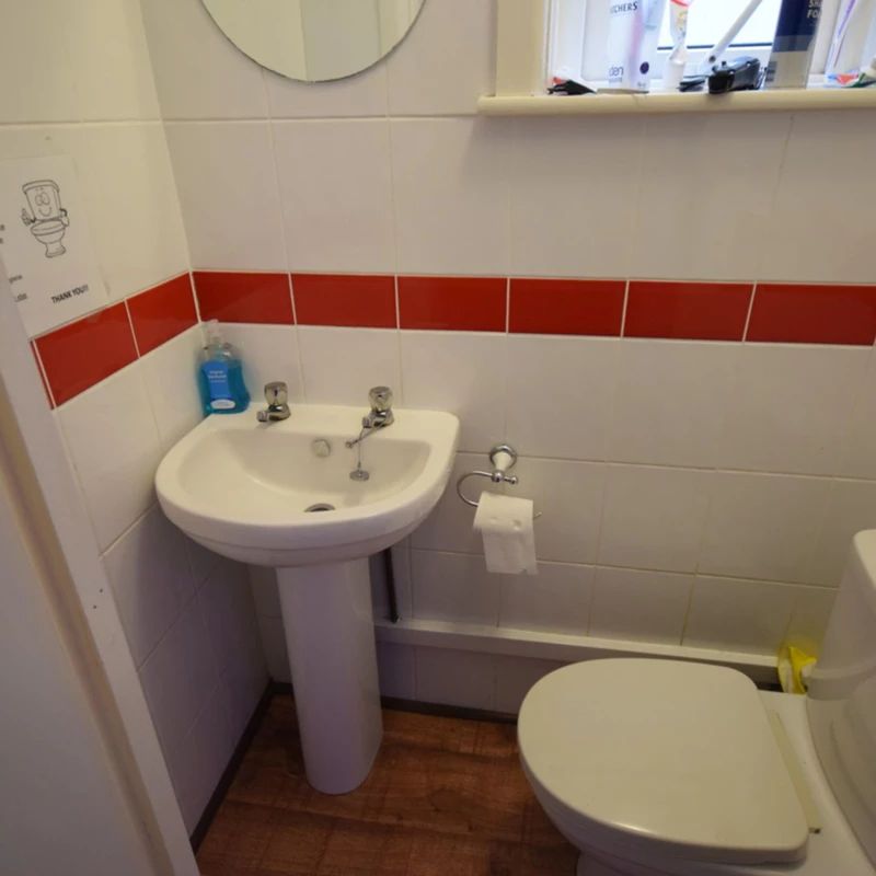 To Rent Beswick Ave, Ensbury Park, Bournemouth, BH10 £1,485 pcm Tenancy Info - Photo 1