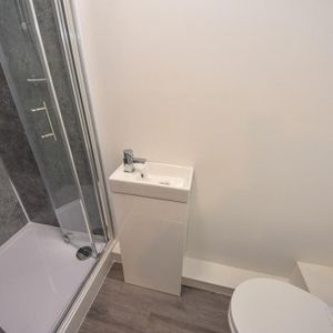 1 bedroom in a house share to rent - Photo 2