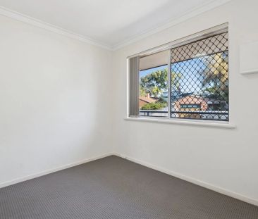 2 bedroom 1 bathroom upper-level apartment close to the beach - Photo 4