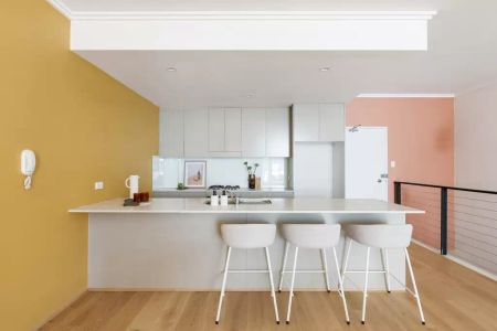 Split-level apartment in warehouse conversion - Photo 5